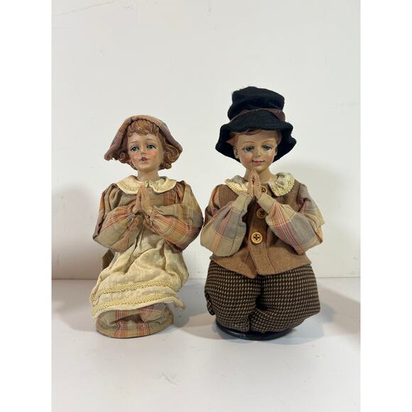 Cracker Barrel Ceramic w/Cloth Give Thanks Pilgrims Praying Set of 2 w/ Box - Picture 2 of 7